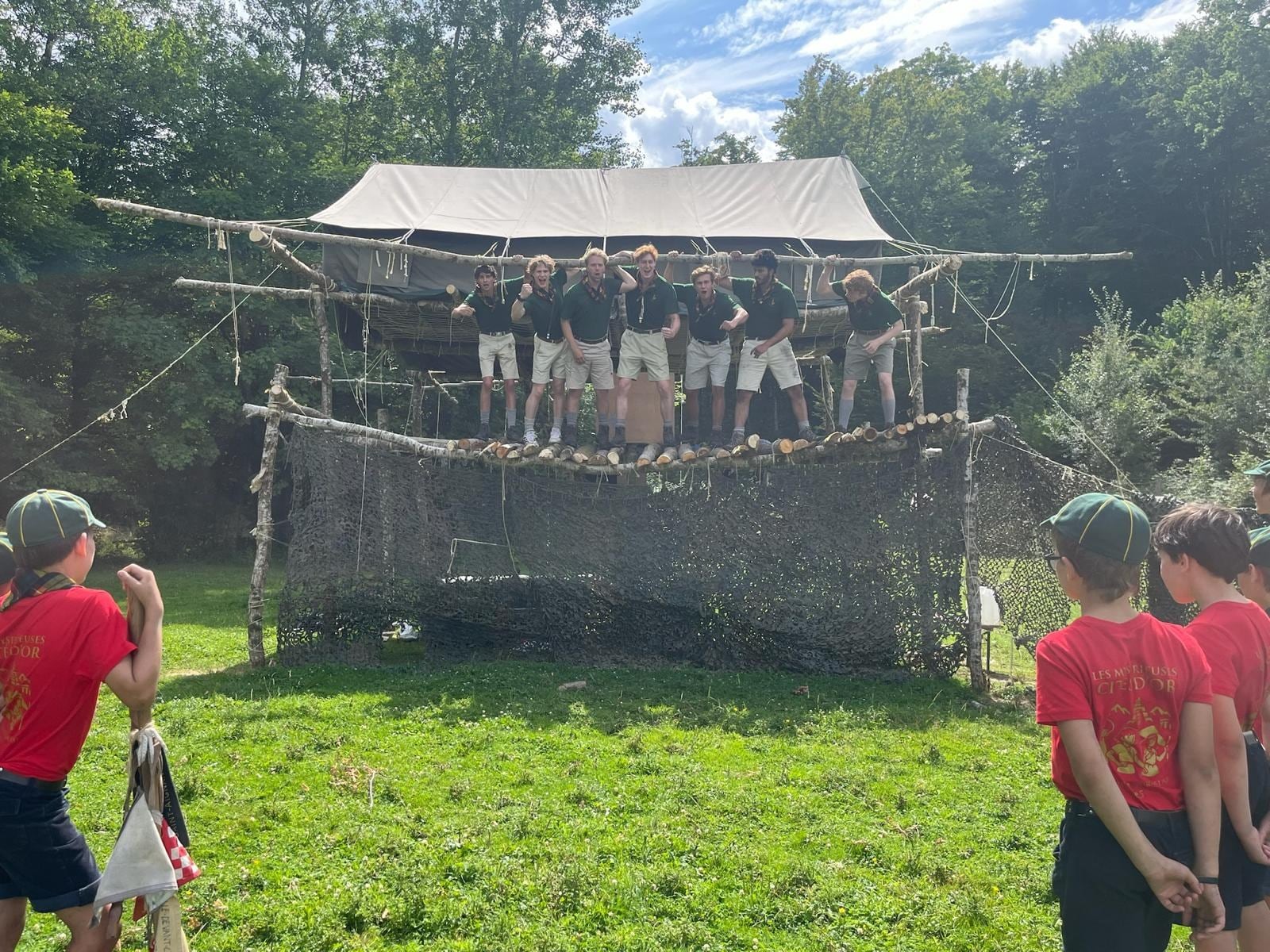 Les louveteaux sur leur construction dans les bois
