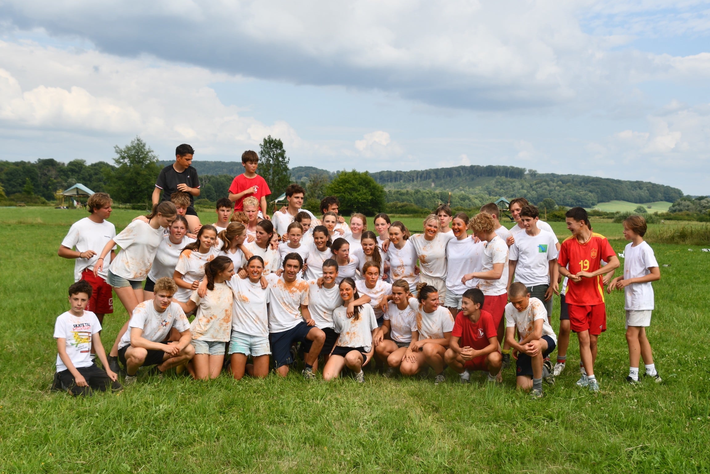 Les scouts et les guides réunis pour la photo de groupe du camp 2025